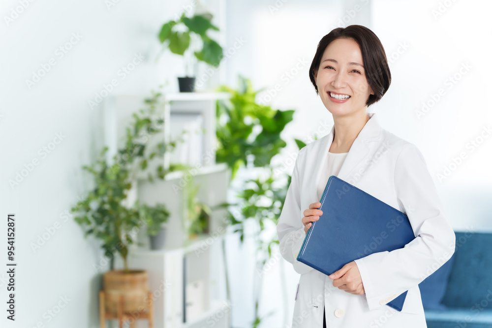 書類を抱えて微笑む薬剤師