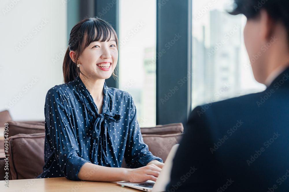 相談に応じる担当者